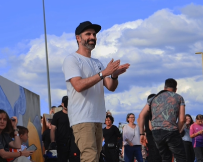 Skate Coach Clapping hands