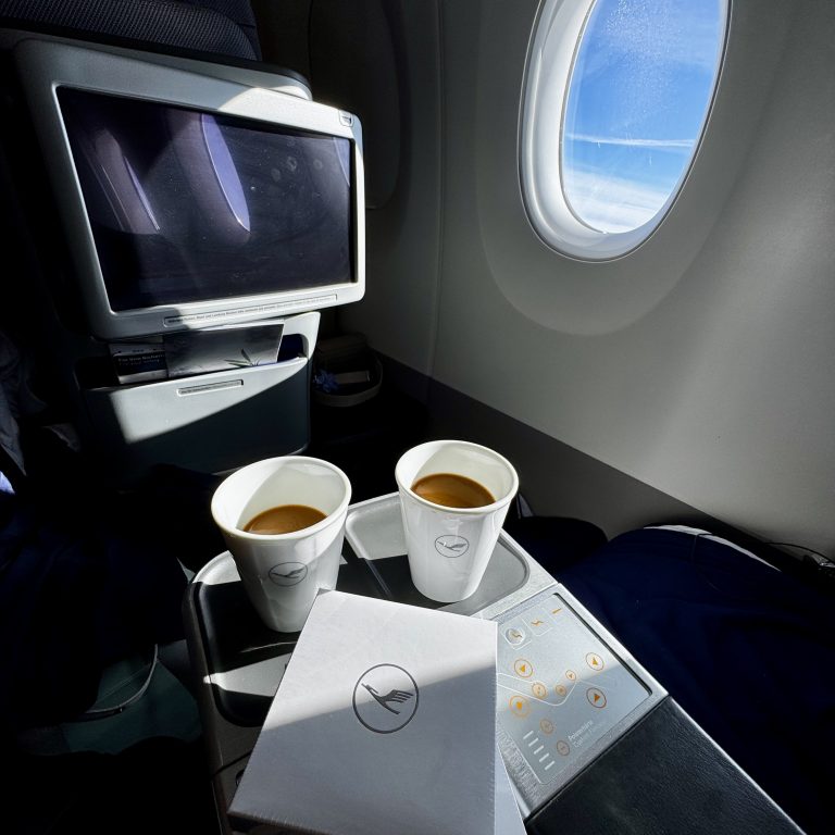 Miles Game - Bild Cafe im Flugzeug