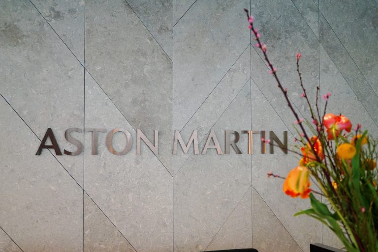 Aston Martin Nürnberg Eingang - Bild K-Cut Nürnberg